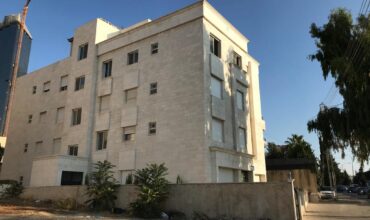 مجمع سكني فارغ للبيع او للايجار/شارع المدينه المنوره